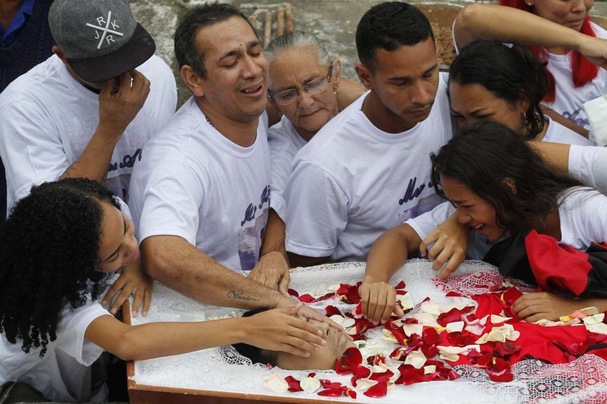 Enterro do adolescente Wanderson Salustiano,  nesta segunda-feira (5), no Cemit&eacute;rio Memorial do Carmo, no Caju. O funeral foi marcado por muita emo&ccedil;&atilde;o de parentes e amigos. Uma bandeira do Flamengo, clube de quem era torcedor, foi colocada em cima do caix&atilde;o. Na foto muito emocionado, o pai do estudante, pedia a todo momento para o filho acordar do caix&atilde;o e irem para casa. Foto: Daniel Castelo Branco / Ag&ecirc;ncia O Dia..