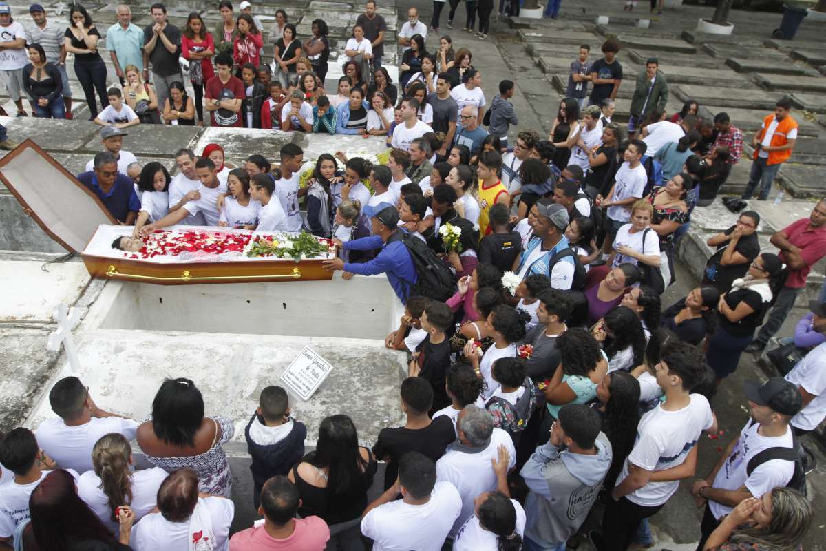 Enterro do adolescente Wanderson Salustiano,  nesta segunda-feira (5), no Cemit&eacute;rio Memorial do Carmo, no Caju. O funeral foi marcado por muita emo&ccedil;&atilde;o de parentes e amigos. Uma bandeira do Flamengo, clube de quem era torcedor, foi colocada em cima do caix&atilde;o. Na foto muito emocionado, o pai do estudante, pedia a todo momento para o filho acordar do caix&atilde;o e irem para casa. Foto: Daniel Castelo Branco / Ag&ecirc;ncia O Dia..