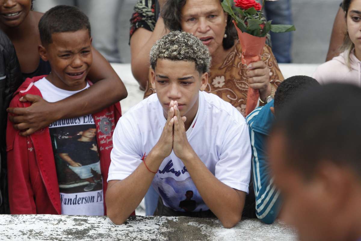 Enterro do adolescente Wanderson Salustiano,  nesta segunda-feira (5), no Cemit&eacute;rio Memorial do Carmo, no Caju. O funeral foi marcado por muita emo&ccedil;&atilde;o de parentes e amigos. Uma bandeira do Flamengo, clube de quem era torcedor, foi colocada em cima do caix&atilde;o. Na foto muito emocionado, o pai do estudante, pedia a todo momento para o filho acordar do caix&atilde;o e irem para casa. Foto: Daniel Castelo Branco / Ag&ecirc;ncia O Dia..