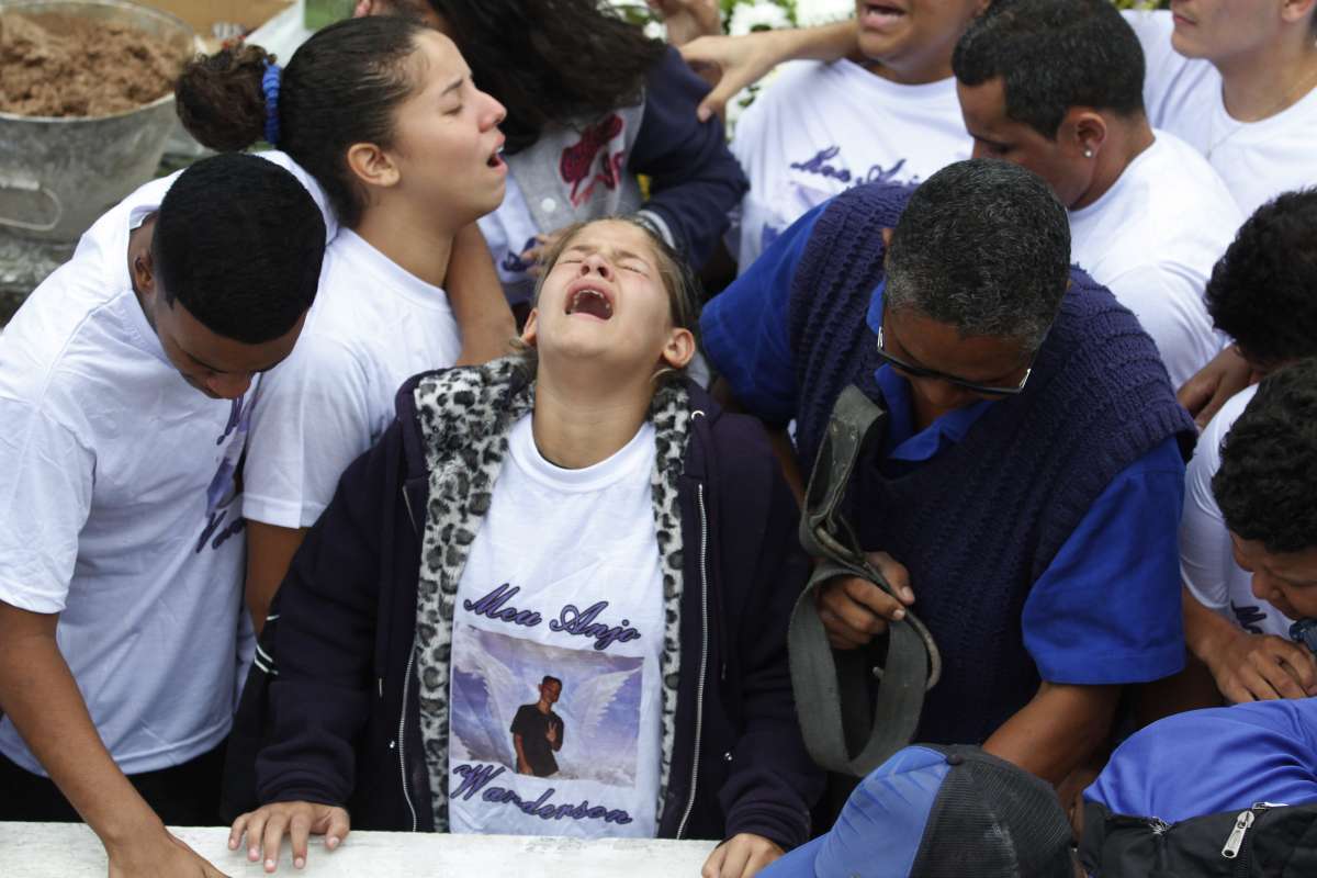 Enterro do adolescente Wanderson Salustiano,  nesta segunda-feira (5), no Cemit&eacute;rio Memorial do Carmo, no Caju. O funeral foi marcado por muita emo&ccedil;&atilde;o de parentes e amigos. Uma bandeira do Flamengo, clube de quem era torcedor, foi colocada em cima do caix&atilde;o. Na foto muito emocionado, o pai do estudante, pedia a todo momento para o filho acordar do caix&atilde;o e irem para casa. Foto: Daniel Castelo Branco / Ag&ecirc;ncia O Dia..