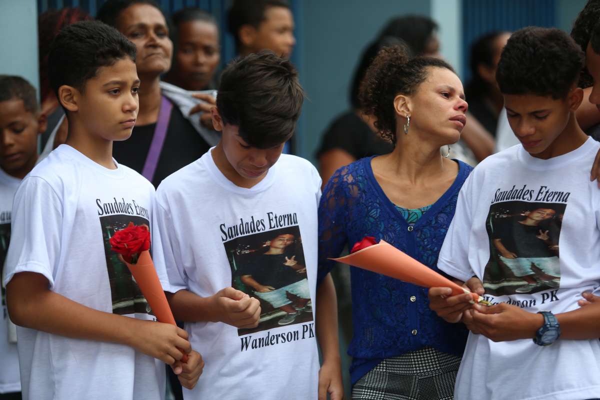Enterro do adolescente Wanderson Salustiano,  nesta segunda-feira (5), no Cemit&eacute;rio Memorial do Carmo, no Caju. O funeral foi marcado por muita emo&ccedil;&atilde;o de parentes e amigos. Uma bandeira do Flamengo, clube de quem era torcedor, foi colocada em cima do caix&atilde;o. Na foto muito emocionado, o pai do estudante, pedia a todo momento para o filho acordar do caix&atilde;o e irem para casa. Foto: Daniel Castelo Branco / Ag&ecirc;ncia O Dia..