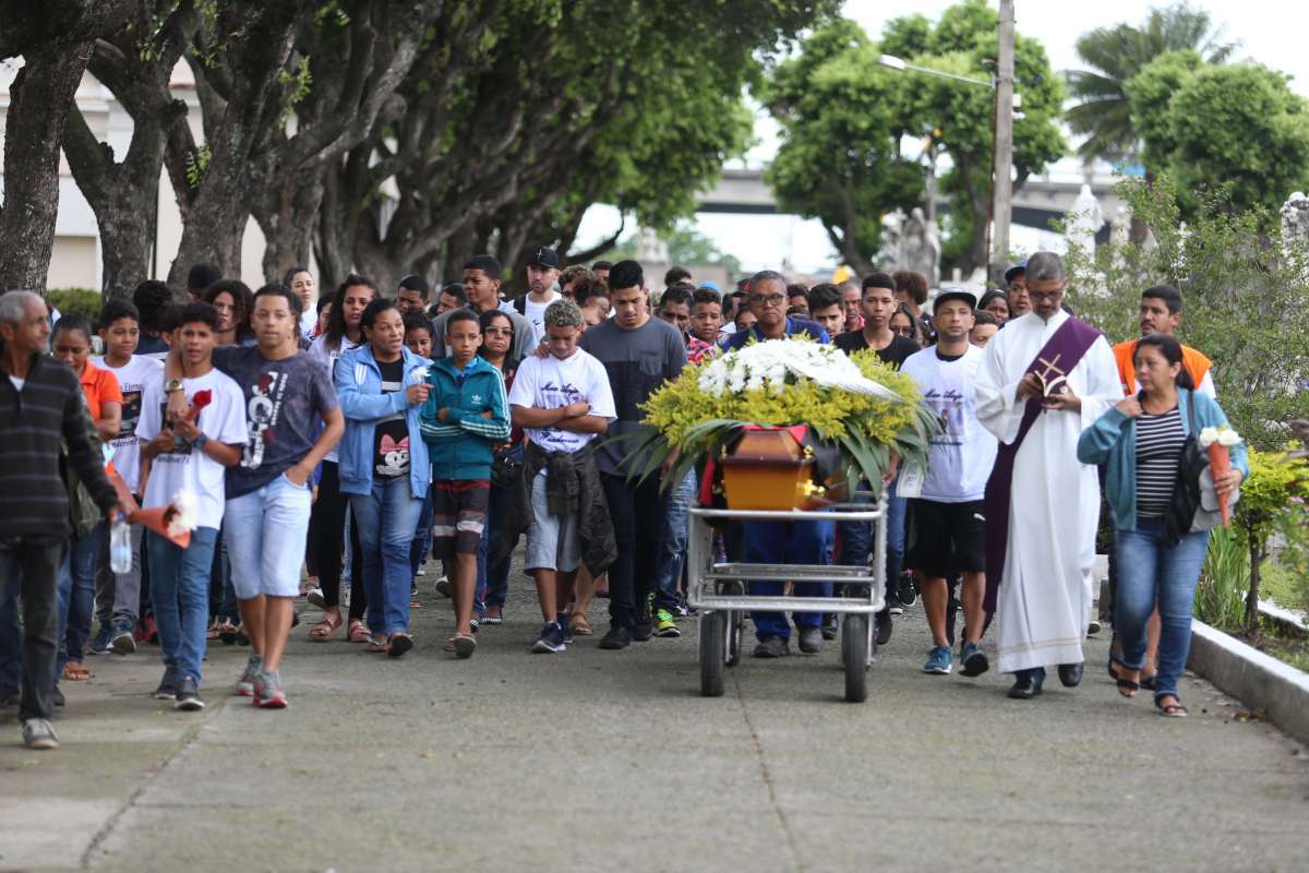 Enterro do adolescente Wanderson Salustiano,  nesta segunda-feira (5), no Cemit&eacute;rio Memorial do Carmo, no Caju. O funeral foi marcado por muita emo&ccedil;&atilde;o de parentes e amigos. Uma bandeira do Flamengo, clube de quem era torcedor, foi colocada em cima do caix&atilde;o. Na foto muito emocionado, o pai do estudante, pedia a todo momento para o filho acordar do caix&atilde;o e irem para casa. Foto: Daniel Castelo Branco / Ag&ecirc;ncia O Dia..