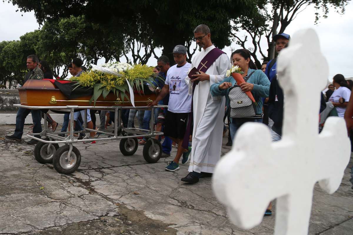 Enterro do adolescente Wanderson Salustiano,  nesta segunda-feira (5), no Cemit&eacute;rio Memorial do Carmo, no Caju. O funeral foi marcado por muita emo&ccedil;&atilde;o de parentes e amigos. Uma bandeira do Flamengo, clube de quem era torcedor, foi colocada em cima do caix&atilde;o. Na foto muito emocionado, o pai do estudante, pedia a todo momento para o filho acordar do caix&atilde;o e irem para casa. Foto: Daniel Castelo Branco / Ag&ecirc;ncia O Dia..