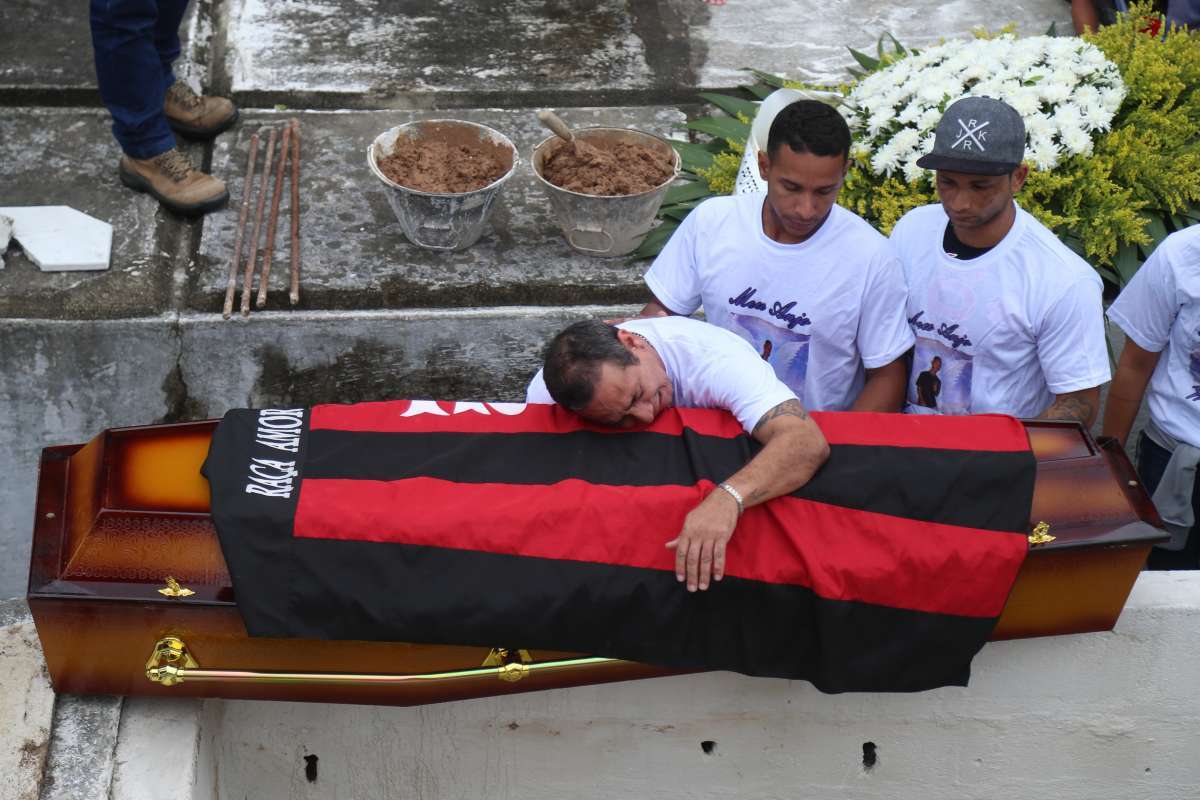 Estudante vítima de bala perdida foi enterrado no Caju ontem - Daniel Castelo Branco