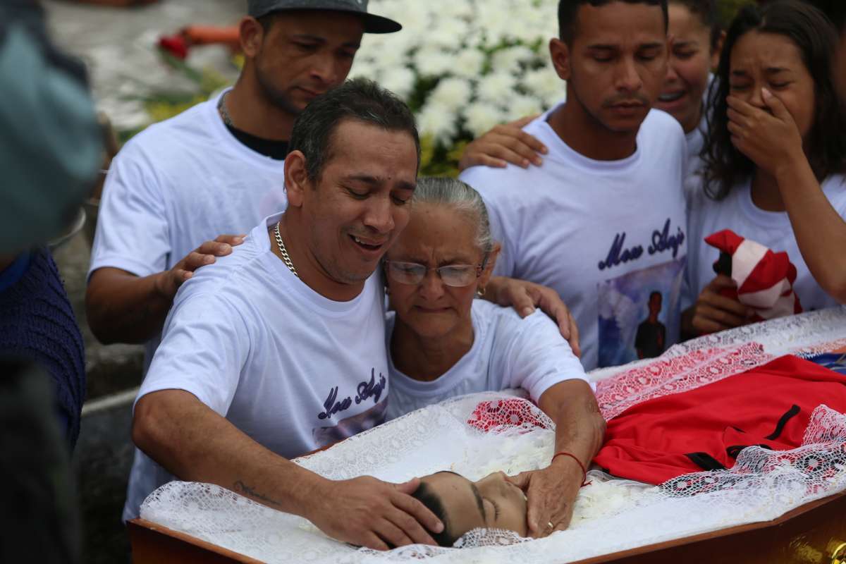 Enterro do adolescente Wanderson Salustiano,  nesta segunda-feira (5), no Cemit&eacute;rio Memorial do Carmo, no Caju. O funeral foi marcado por muita emo&ccedil;&atilde;o de parentes e amigos. Uma bandeira do Flamengo, clube de quem era torcedor, foi colocada em cima do caix&atilde;o. Na foto muito emocionado, o pai do estudante, pedia a todo momento para o filho acordar do caix&atilde;o e irem para casa. Foto: Daniel Castelo Branco / Ag&ecirc;ncia O Dia..