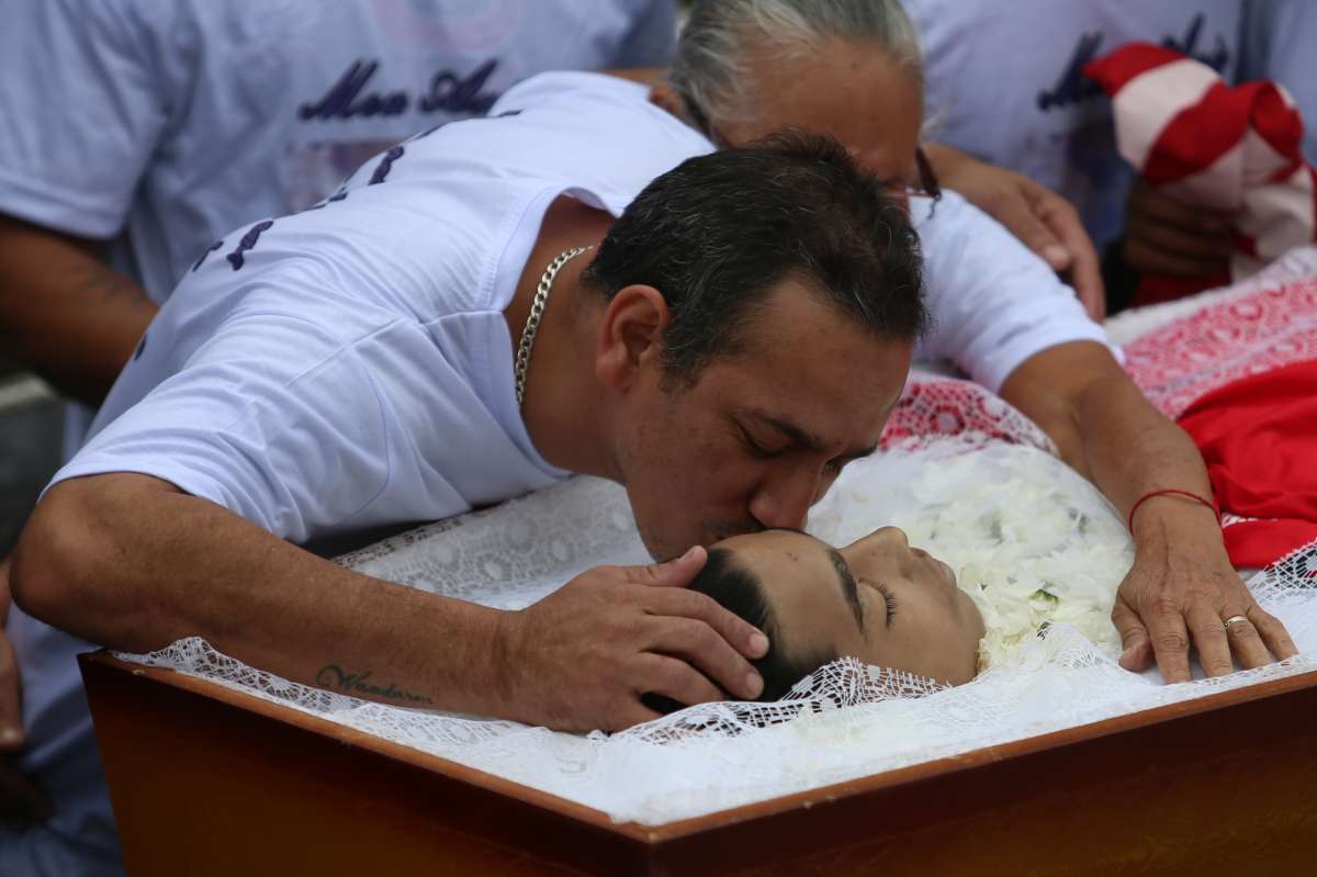 Enterro do adolescente Wanderson Salustiano,  nesta segunda-feira (5), no Cemit&eacute;rio Memorial do Carmo, no Caju. O funeral foi marcado por muita emo&ccedil;&atilde;o de parentes e amigos. Uma bandeira do Flamengo, clube de quem era torcedor, foi colocada em cima do caix&atilde;o. Na foto muito emocionado, o pai do estudante, pedia a todo momento para o filho acordar do caix&atilde;o e irem para casa. Foto: Daniel Castelo Branco / Ag&ecirc;ncia O Dia..