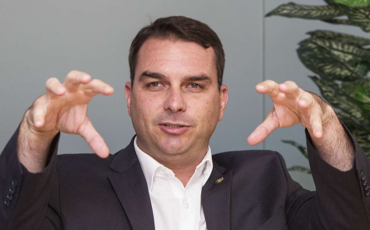 O senador Flávio Bolsonaro, presidente regional do PSL no Rio, confirmou estar em reunião mencionada pelo empresário Paulo Marinho - Marcio Mercante