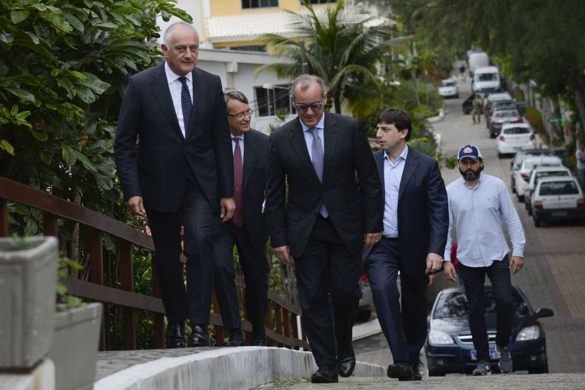 Embaixador da Itália no Brasil, Antonio Bernardini, na saída do condomínio após encontro com o presidente eleito, Jair Bolsonaro