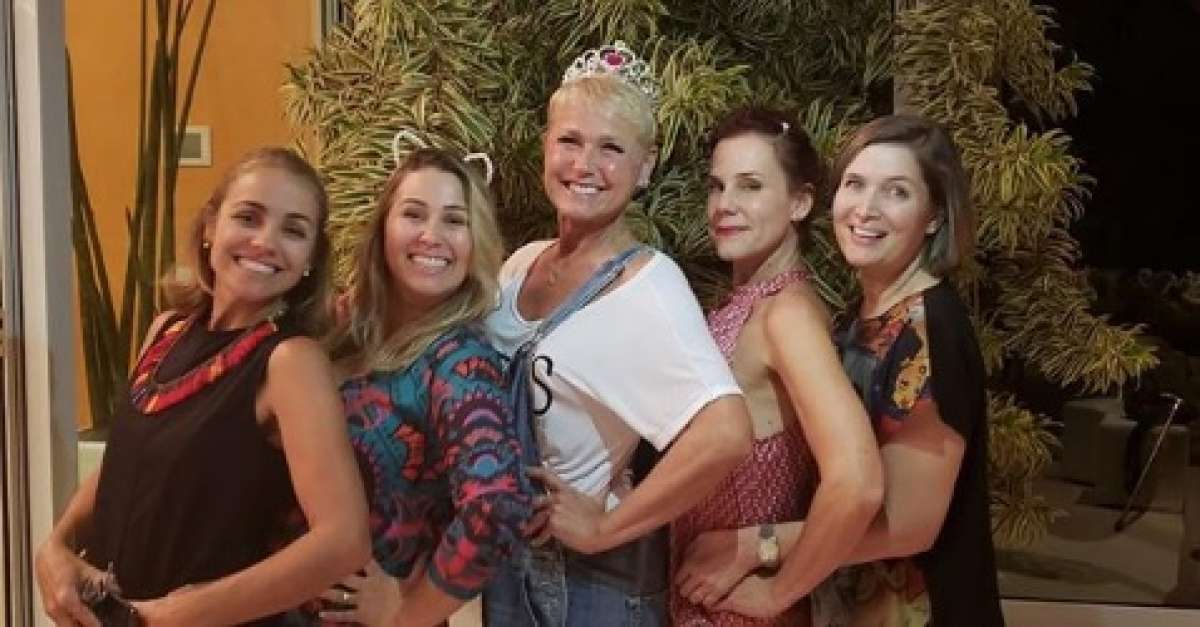 A apresentadora Xuxa Meneghel e as ex-assistentes de palco