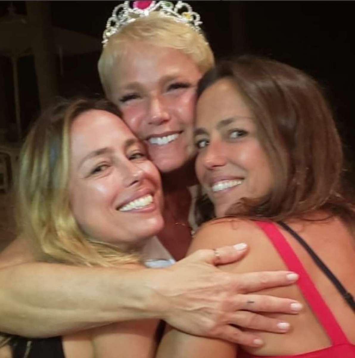 A apresentadora Xuxa Meneghel e as ex-assistentes de palco