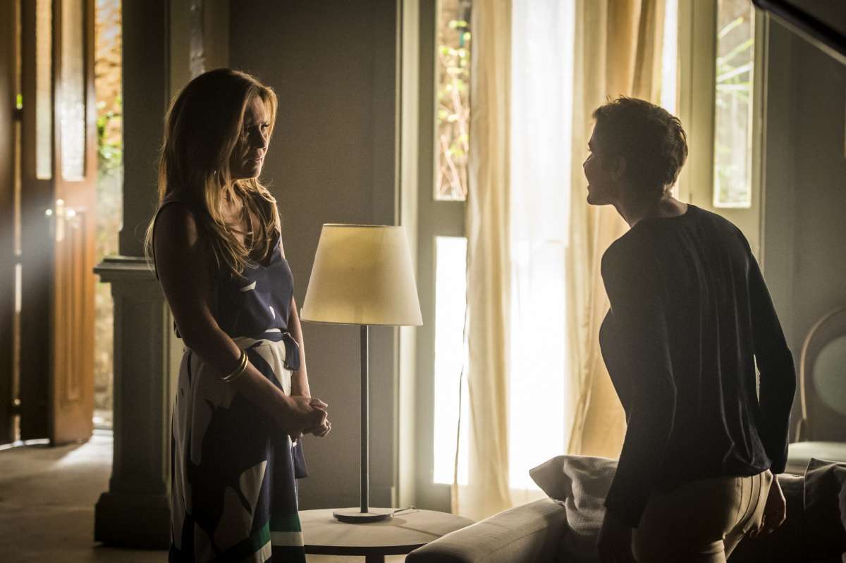 Karola enfrenta Laureta após descobrir que ela é sua mãe