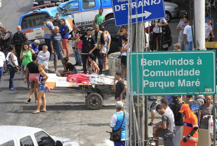 Moradores fecham Avenida Brasil, na altura da Favela Nova Holanda, com corpo de professor morto na comunidade