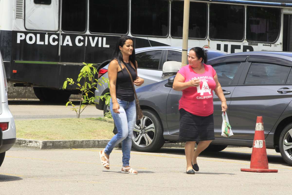 Parentes e amigos da mulher que foi morta na Maré no IML, Foto: Estefan Radovicz/Agência O Dia