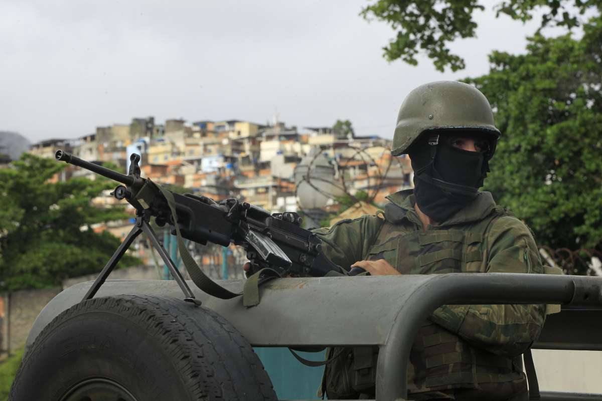Tropas federais e Batalh&atilde;o de Choque, d&atilde;o apoio a equipes que foram ao morro do Falet dasativarunidades de UPP.                Estefan Radovicz / Ag&ecirc;ncia O Dia                      CIDADE,RIO,UPP,POL&Iacute;CIA,DESATIVA&Ccedil;&Atilde;O,
      Byline