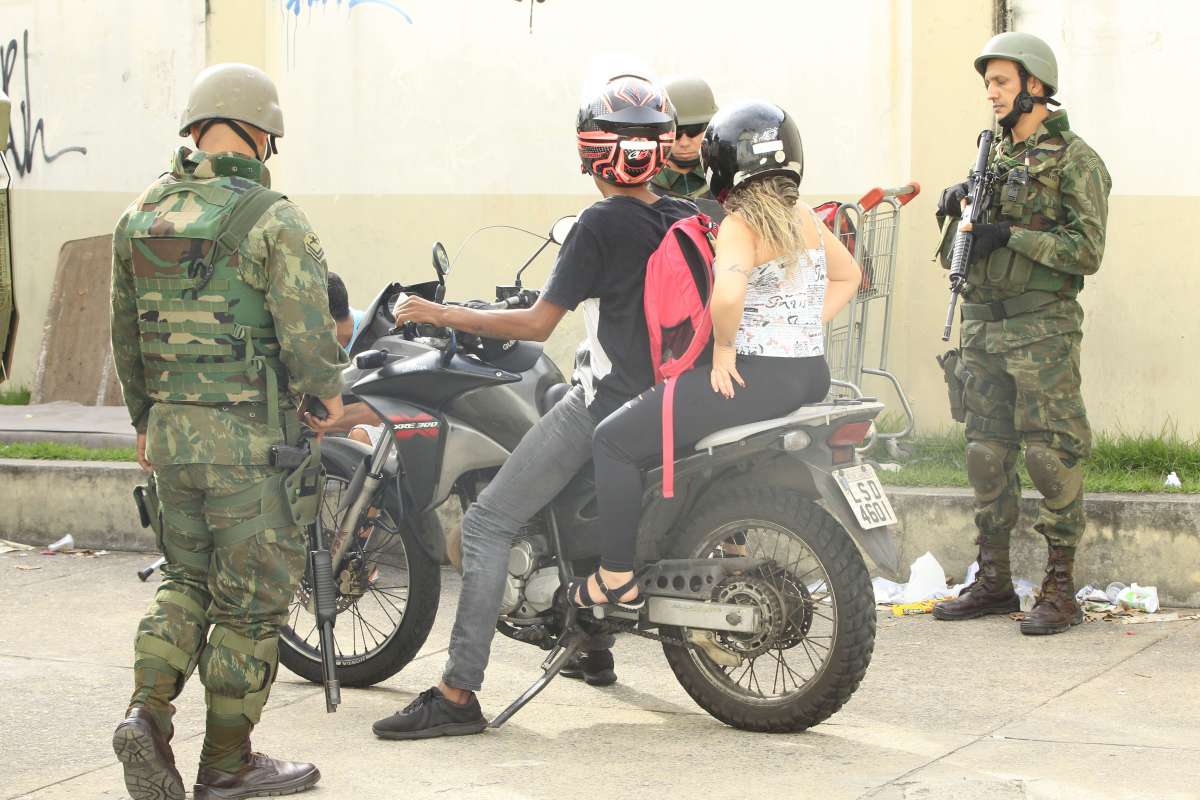 Tropas federais e Batalh&atilde;o de Choque, d&atilde;o apoio a equipes que foram ao morro do Falet dasativarunidades de UPP.                Estefan Radovicz / Ag&ecirc;ncia O Dia                      CIDADE,RIO,UPP,POL&Iacute;CIA,DESATIVA&Ccedil;&Atilde;O,
      Byline