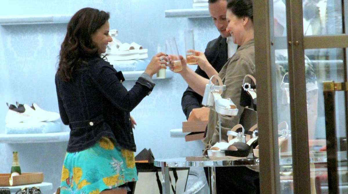 Viviane Araújo tem dia de compras no shopping