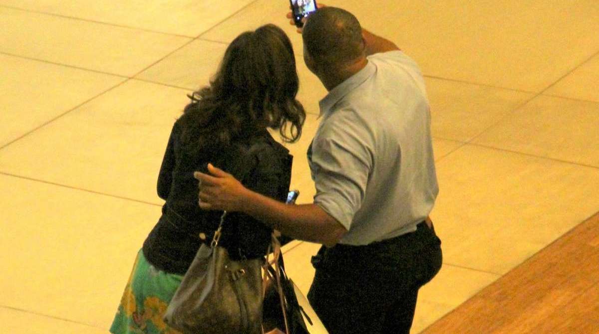 Viviane Araújo tem dia de compras no shopping