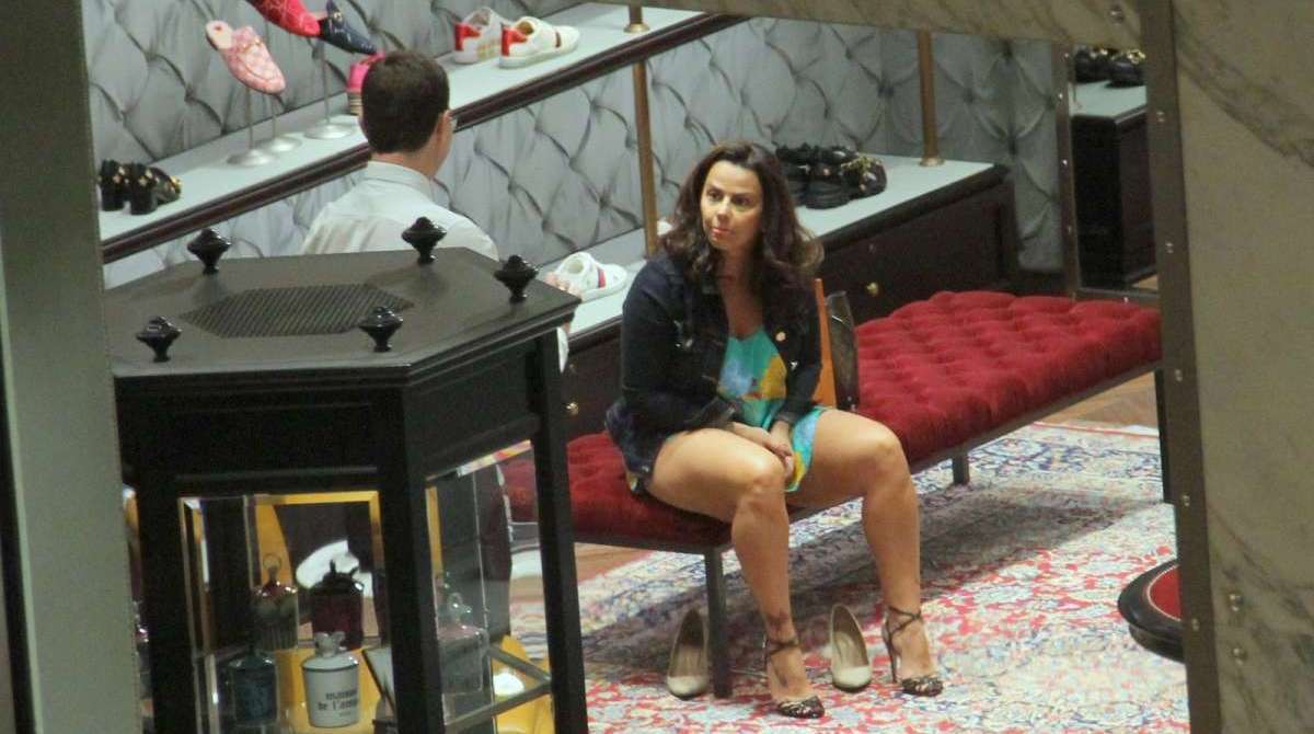 Viviane Araújo tem dia de compras no shopping