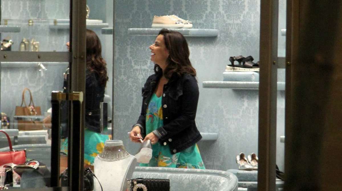 Viviane Araújo tem dia de compras no shopping