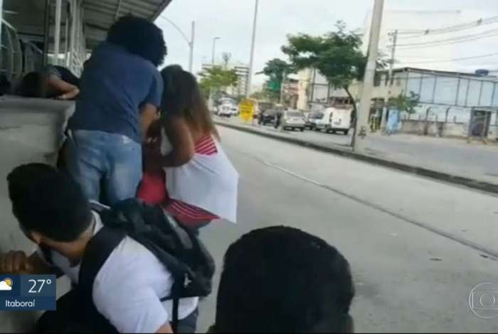 Em pânico, passageiros do BRT se abrigam durante o tiroteio