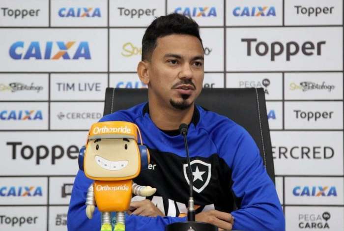 Botafogo pode trocar meia por atacante do Santos