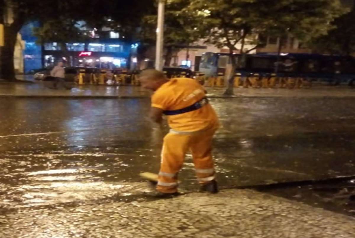 Equipes da Comlurb atuam na Rua do Catete com a Pedro Am&eacute;rico