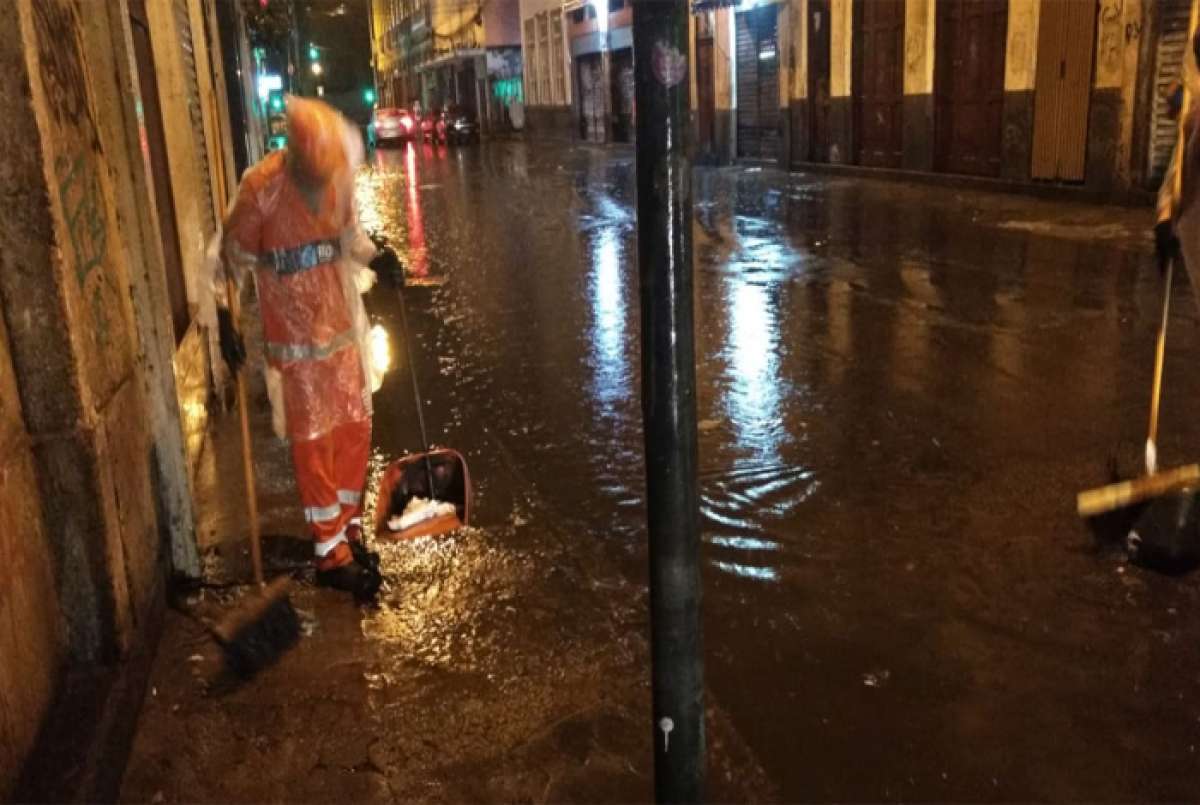 Equipes da Comlurb atuam na Rua Vinte de Abril, no Centro