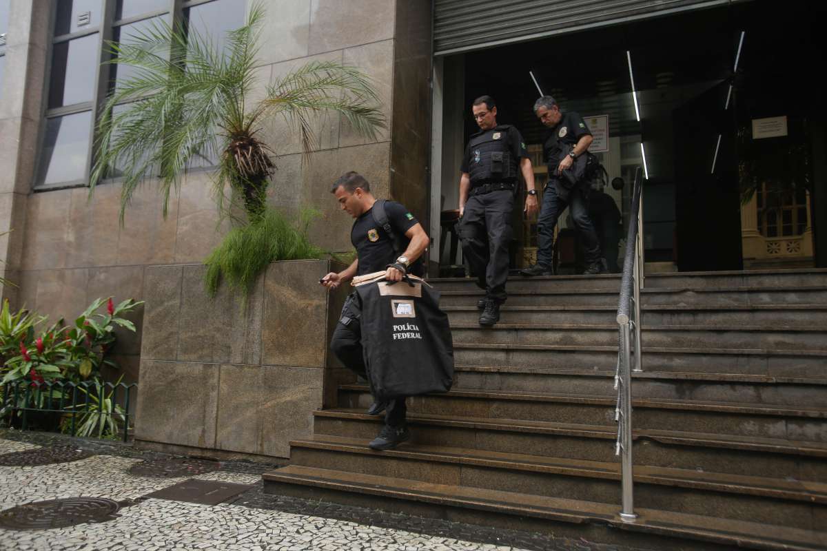 Pol&iacute;cia Federal e Minist&eacute;rio P&uacute;blico durante apreens&otilde;es no pr&eacute;dio anexo da Assembleia Legislativa do Rio,durante a opera&ccedil;&atilde;o Furna da On&ccedil;a, em 2018, que prendeu deputados estaduais - Luciano Belford / Agencia O Dia