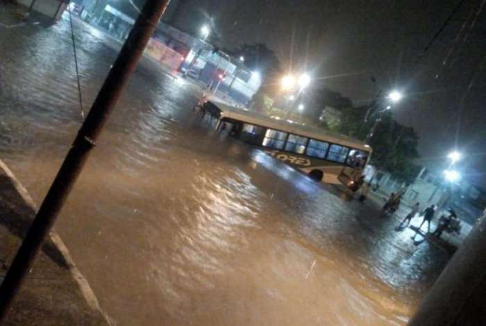 Em São João de Meriti, na Baixada, um ônibus acabou dentro do canal, mas ninguém se feriu 