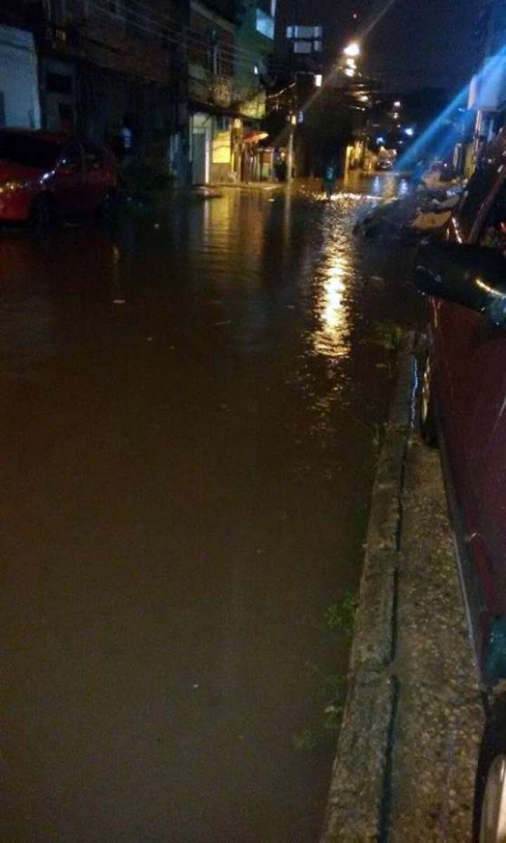 Chuva Forte Atinge Vários Bairros Alaga Ruas E Rio E Niterói Entram Em Estágio De Atenção Mh 