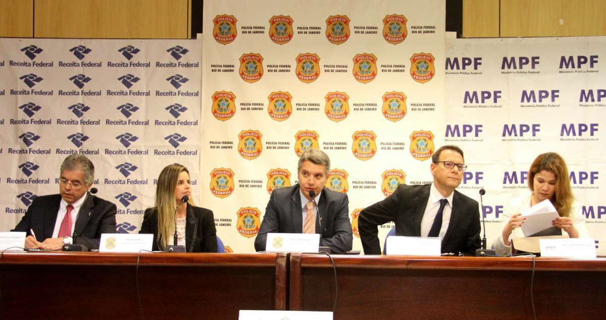 2018-11-08 - AG&Ecirc;NCIA DE NOT&icirc;CIAS - PARCEIRO - Entrevista coletiva para imprensa na Superintend&ecirc;ncia da Pol&iacute;cia Federal no Rio de Janeiro, com a participa&ccedil;&atilde;o da Receita Federal do Brasil, sobre a opera&ccedil;&atilde;o Furna da On&ccedil;a, que investiga a participa&ccedil;&atilde;o de deputados estaduais do Rio de Janeiro em esquema de corrup&ccedil;&atilde;o, lavagem de dinheiro, loteamento de cargos p&uacute;blicos e m&atilde;o de obra terceirizada em &oacute;rg&atilde;os da administra&ccedil;&atilde;o estadual, desde o governo Sergio Cabral - Foto: Onofre Veras/Parceiro/Ag&ecirc;ncia O Dia