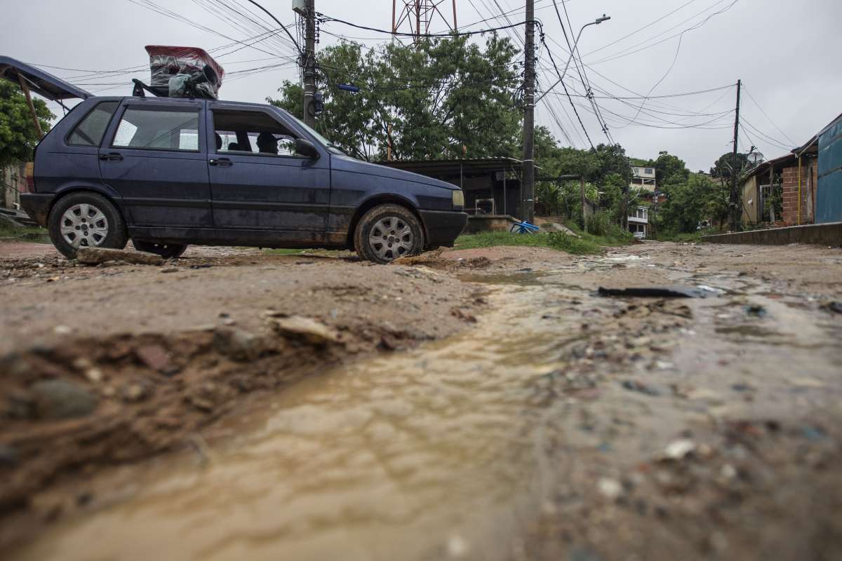 Obras abandonadas pelo poder publico - DOMINICAL - Hospital da mãe em São Gonçalo. Regina Celi e sua filha Michele. Rj,08 de novembro.