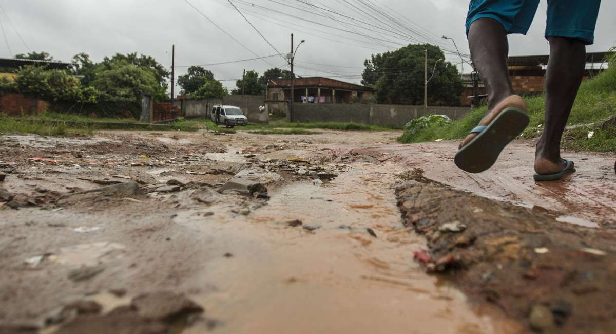 Obras abandonadas pelo poder publico - DOMINICAL - Morro do pau branco em São João de Meriti na baixada fluminense sem pavimentação sobre responsabilidade do PAC. Rj,08 de novembro.