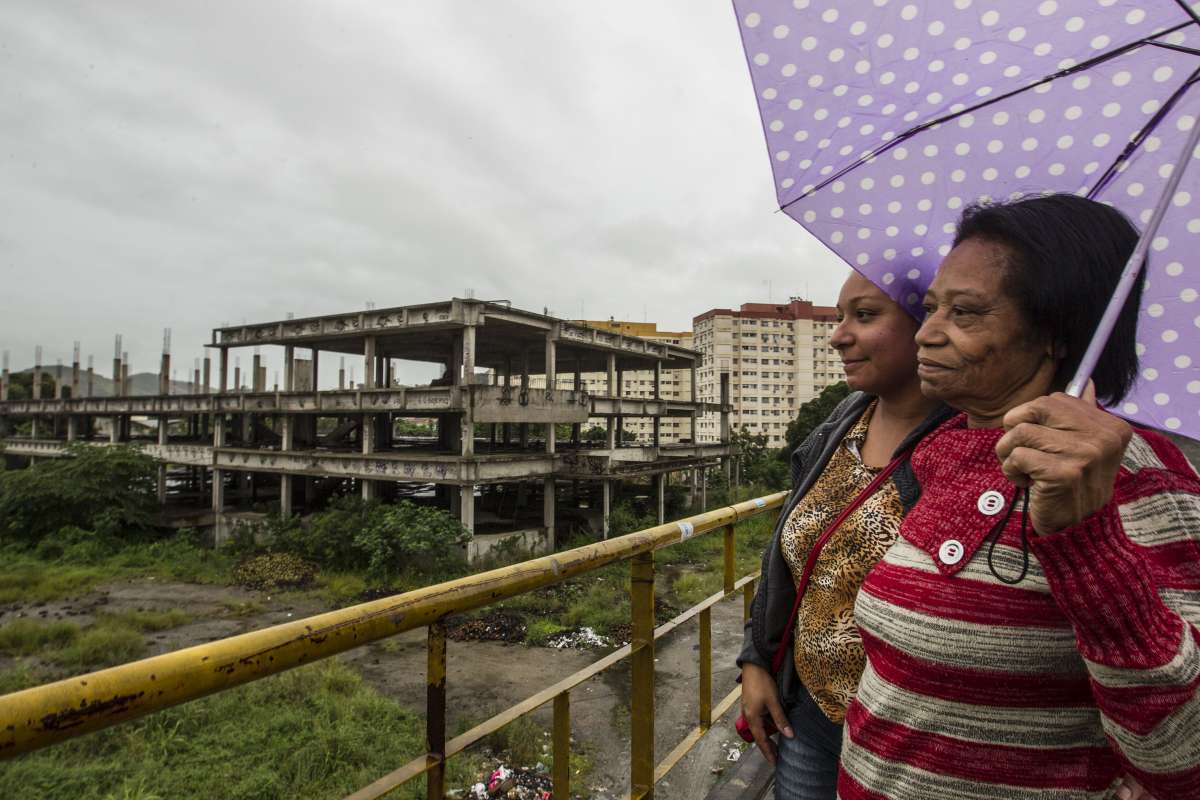 Obras abandonadas pelo poder publico - DOMINICAL - Hospital da mãe em São Gonçalo. Regina Celi e sua filha Michele. Rj,08 de novembro.