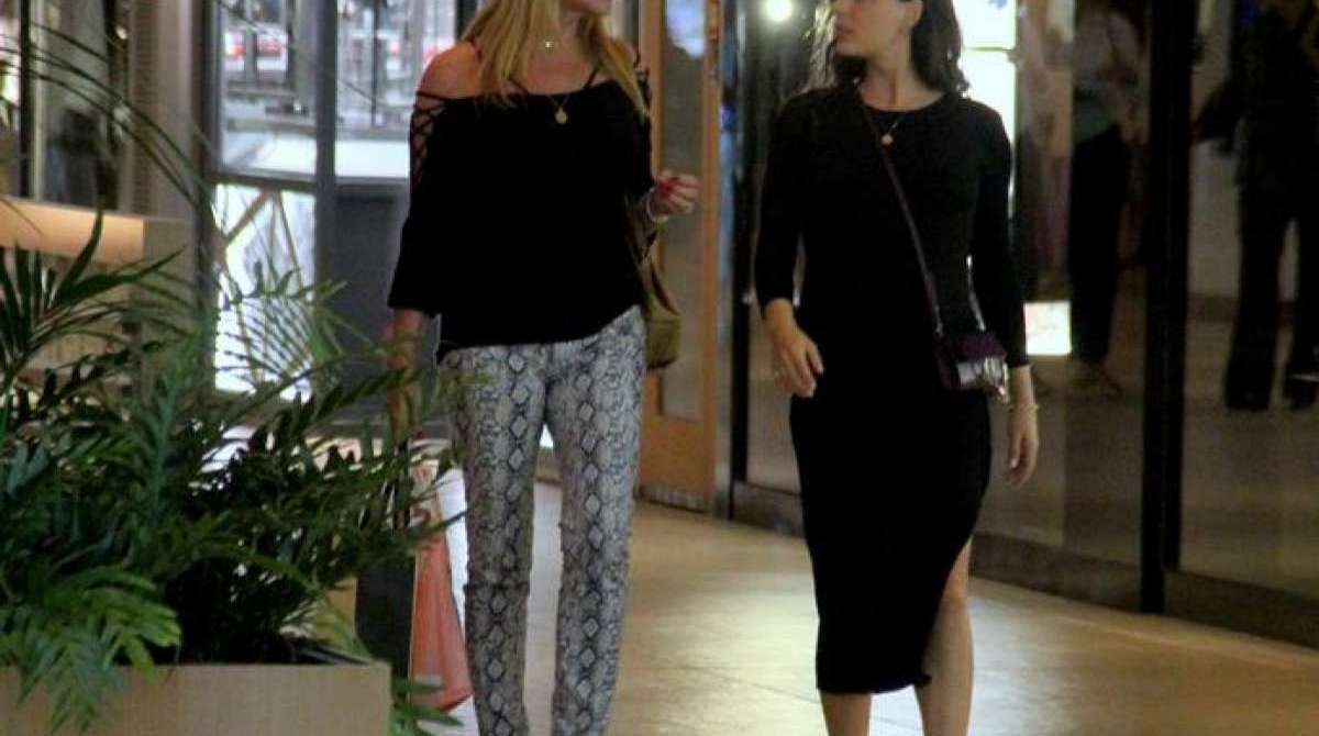 isis Valverde em compras no shopping na reta final da gravidez 