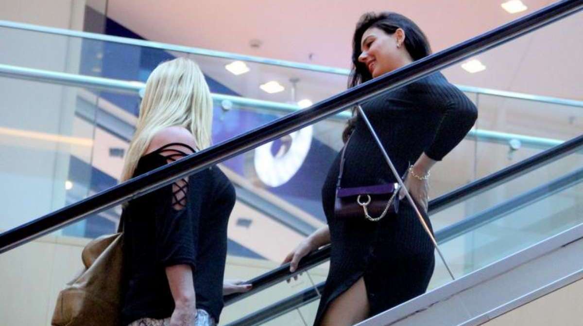 Com look despojado, Isis exibiu o barrig&atilde;o 