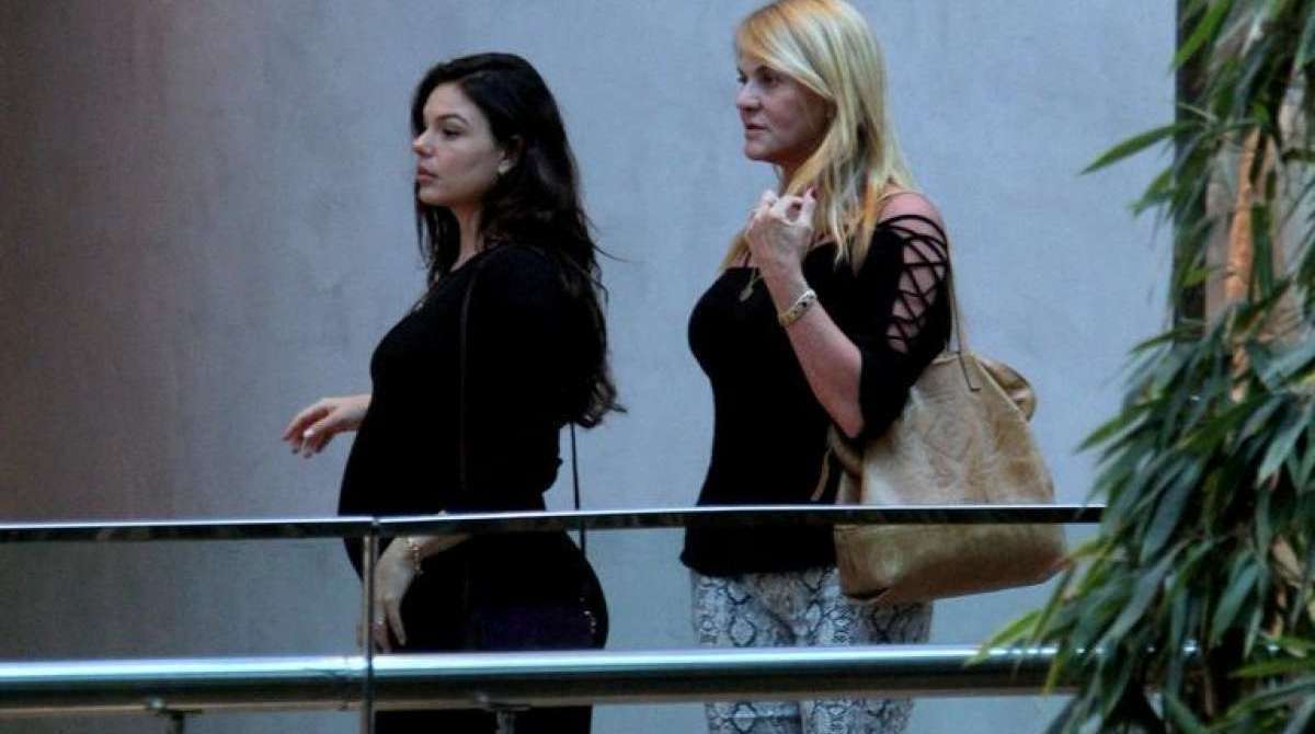 Isis Valverde foi clicada ao lado da m&atilde;e 