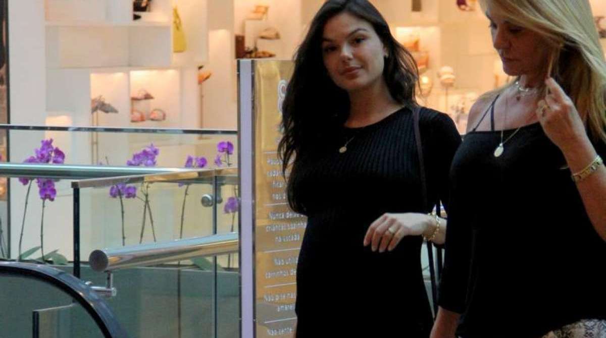 isis Valverde em compras no shopping na reta final da gravidez 