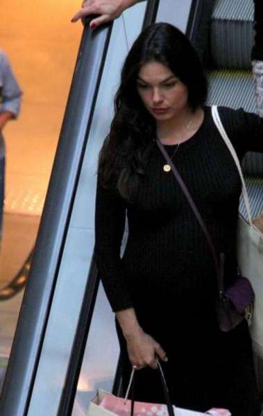 Com look despojado, Isis exibiu o barrig&atilde;o 