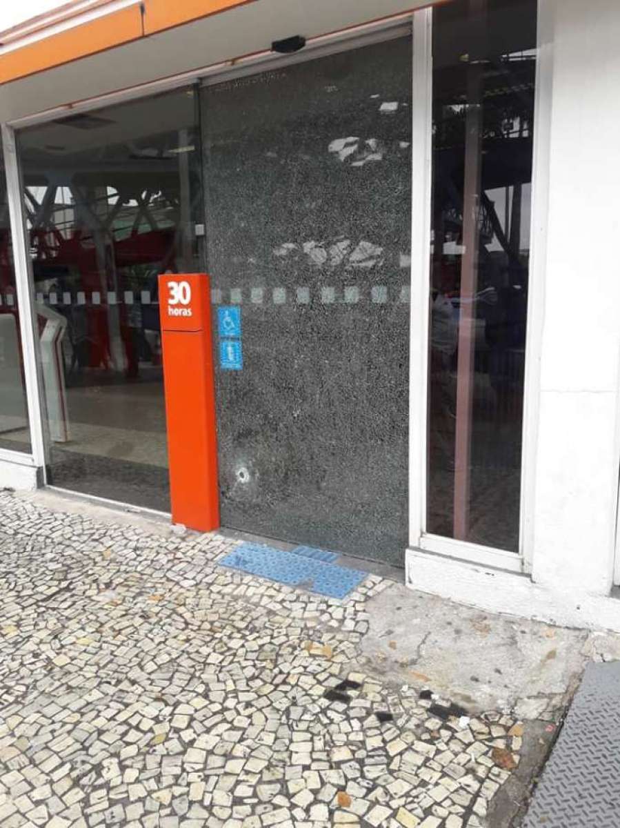 Vidra do Banco Itaú acabou sendo atingida no confronto. Pedestres acharam que incidente foi saidinha de banco, mas polícia negou informação