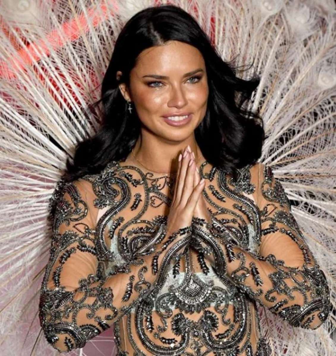 Modelo Adriana Lima posa completamente nua ao luar | Diversão | O Dia