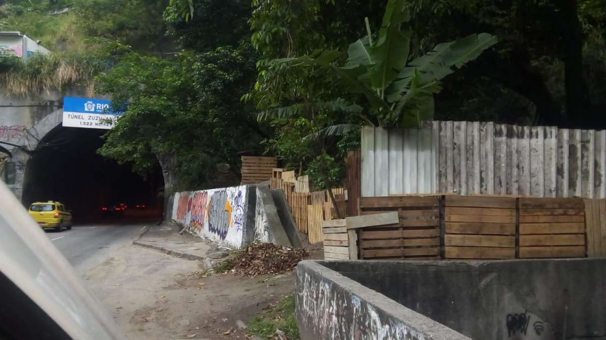 Construção irregular na entrada do Túnel Zuzu Angel é removida - Divulgação/Superintendência da Zona Sul
