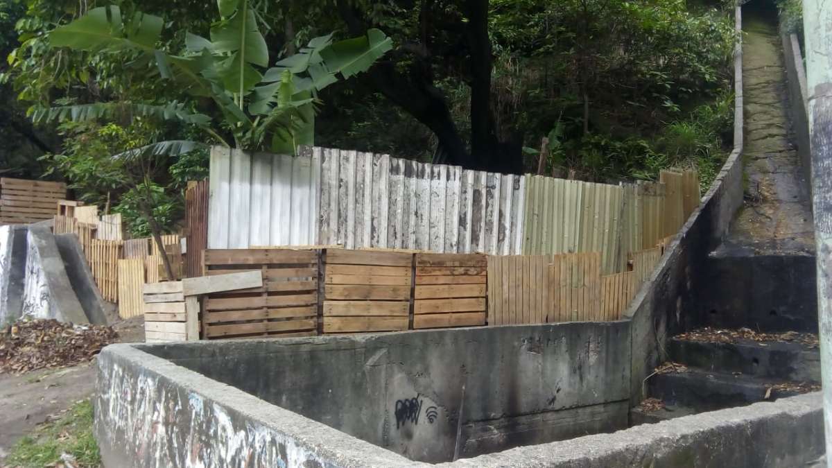 Construção irregular na entrada do Túnel Zuzu Angel é removida