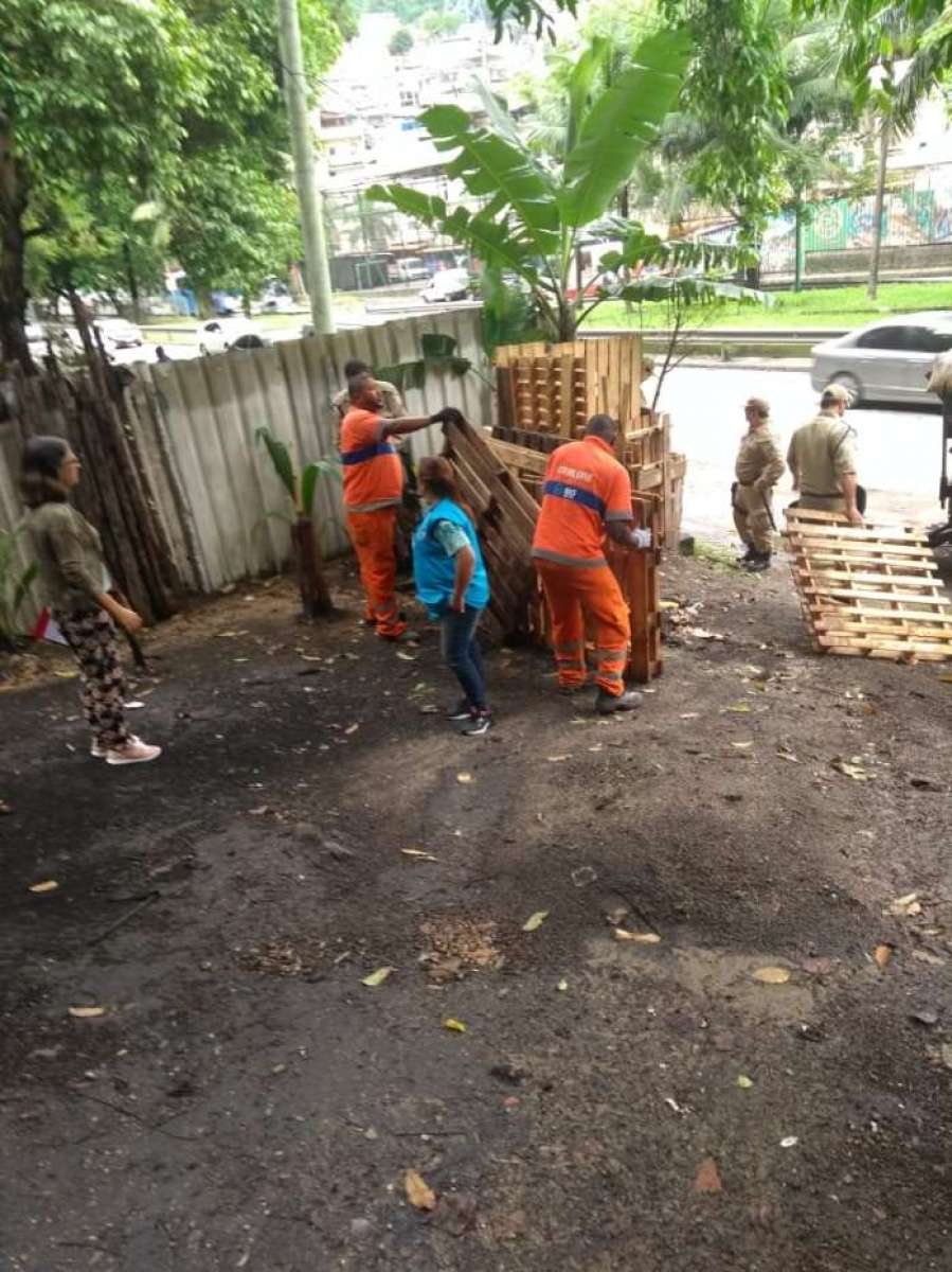 Construção irregular na entrada do Túnel Zuzu Angel é removida