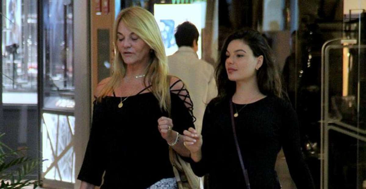 Isis Valverde foi clicada ao lado da m&atilde;e 