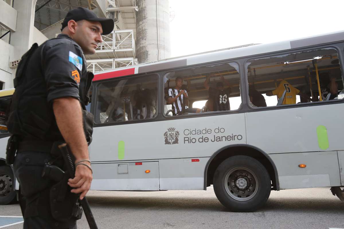 1-10-8--20 - Campeonato Brasileiro de Futebol 2018 - Jogo entre as equipes do Flamengo x Botafogo, no estádio Olímpico Nilton Santos, o Engenhão, no bairro do Engenho de Dentro, zona norte da cidade do Rio de Janeiro. Foto de Alexandre Brum / Agência O Dia - ATAQUE ESPORTE FUTEBOL PARTIDA JOGADOR JOGADORES FLAMENGO MENGO FLA URUBU RUBRO NEGRO BOTAFOGO ALVINEGRO ESTRELA SOLITARIA