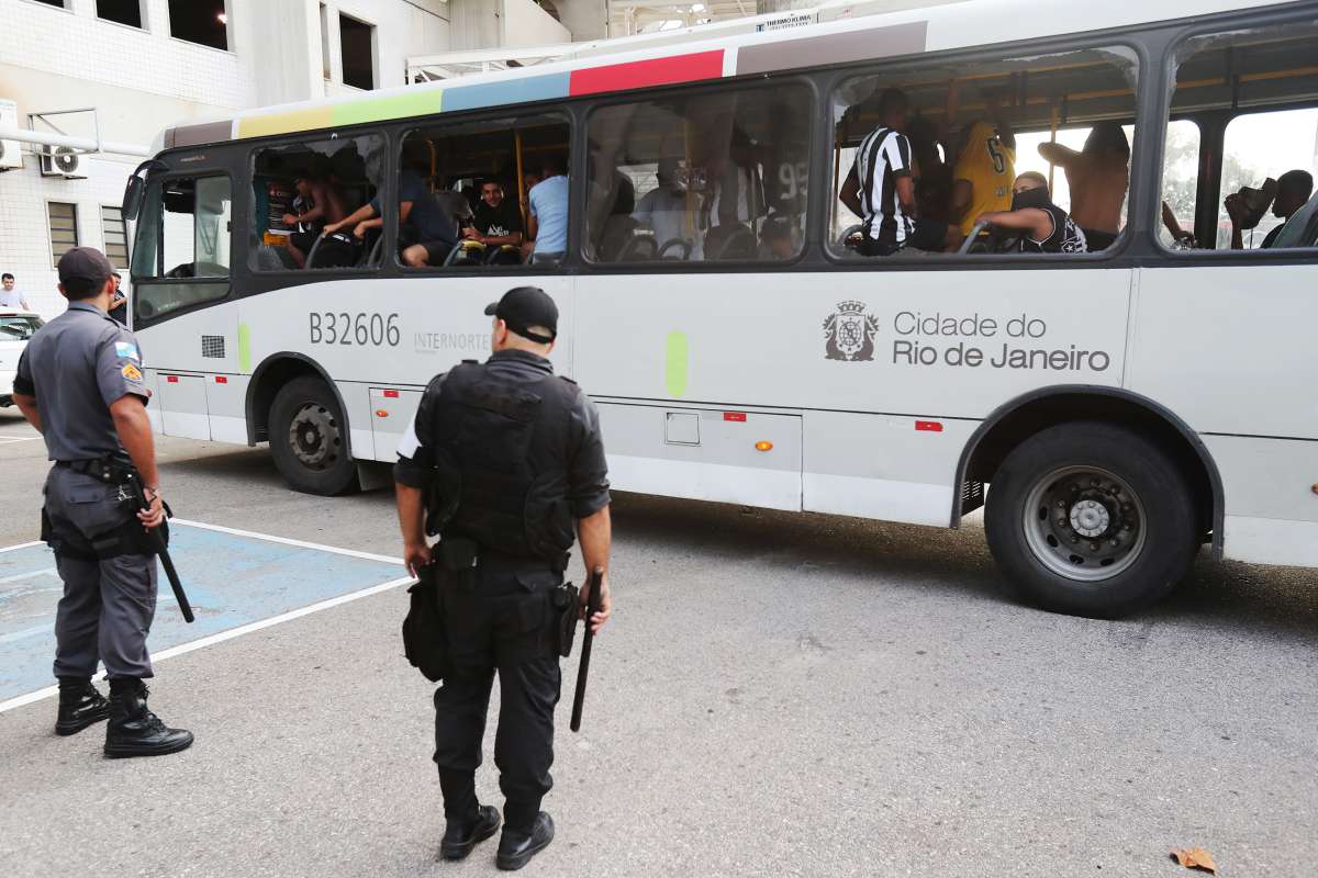 2018-11-10 - Campeonato Brasileiro de Futebol 2018 - Jogo entre as equipes do Flamengo x Botafogo, no estádio Olímpico Nilton Santos, o Engenhão, no bairro do Engenho de Dentro, zona norte da cidade do Rio de Janeiro. Foto de Alexandre Brum / Agência O Dia - ATAQUE ESPORTE FUTEBOL PARTIDA JOGADOR JOGADORES FLAMENGO MENGO FLA URUBU RUBRO NEGRO BOTAFOGO ALVINEGRO ESTRELA SOLITARIA