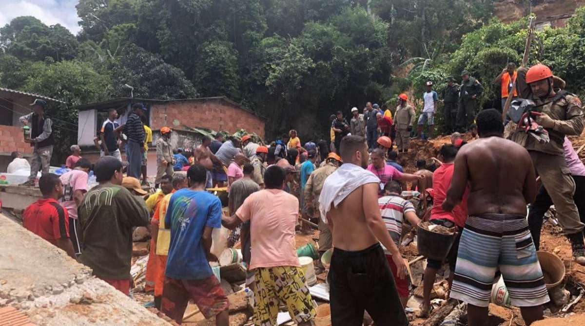 Moradores ajudam a retirar escombros de área afetada por deslizamento no morro da Boa Esperança, em Niterói