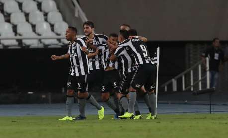 Botafogo joga melhor e derrota o Flamengo no Nilton Santos