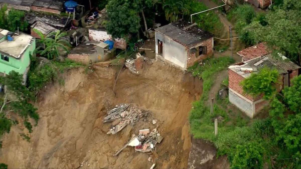Morro da Esperança desmorona em Niterói